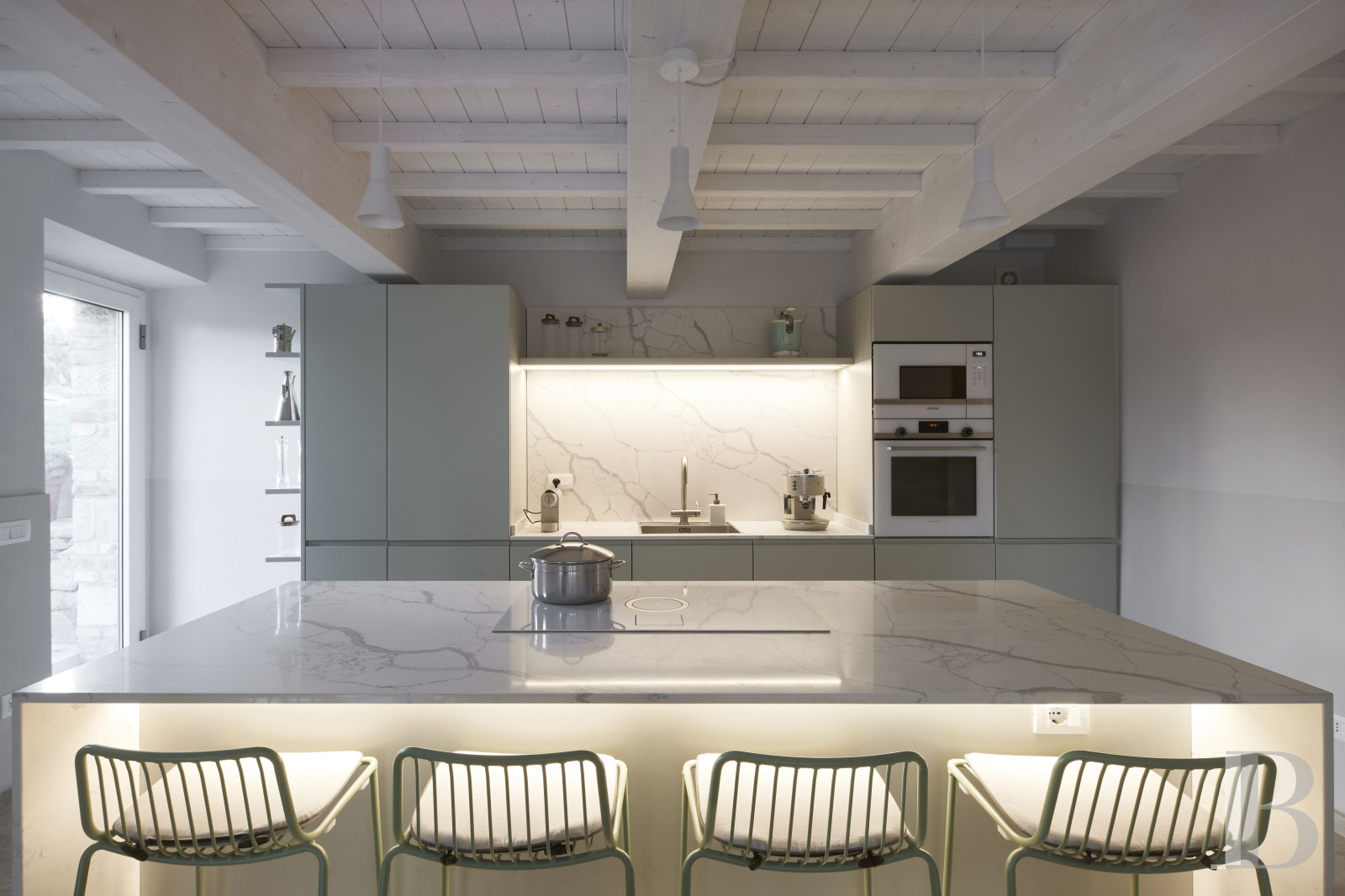 En Toscane, au nord de Vinci et non loin de Florence, une ancienne ferme du 19e siècle au milieu des oliviers - photo  n°10